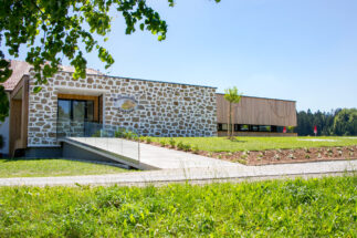 Bauernkrapfen-Schleiferei Aussenansicht dunkel Bauernkrapfen