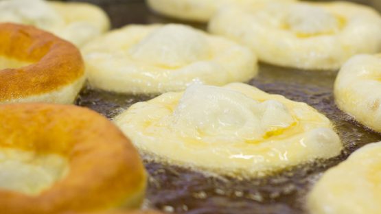 Bauernkrapfen in Fett