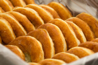 Bauernkrapfen werden verpackt