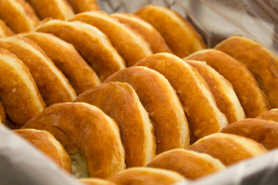 Bauernkrapfen werden verpackt