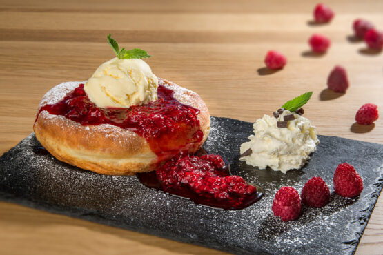 Der Beerige - Bauernkrapfen mit heißen Himbeeren und Vanilleeis