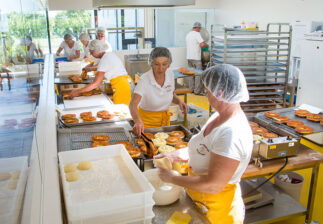 Mitarbeiter der Bauernkrapfen-Schleiferei