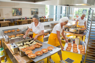 Mitarbeiter der Bauernkrapfen-Schleiferei lachen