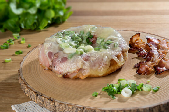 Der Deftige - Bauernkrapfen mit Speck, Käse und Jungzwiebeln