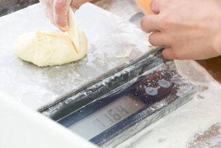 Teigling des Bauernkrapfens auf Waage