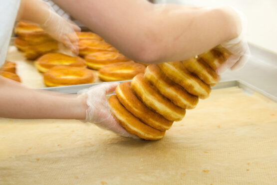 tiefgefrohrene Bauernkrapfen werden verpackt