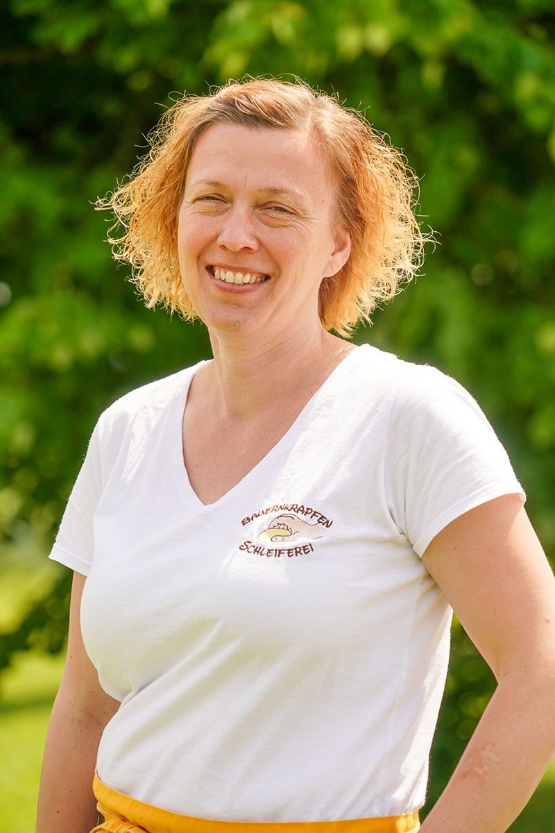 Bauernkrapfen-Schleiferei Mitarbeiterin Anita Hinterreiter Bauernkrapfen-Schleiferei Mitarbeiterin Anita Hinterreiter