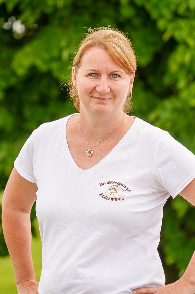 Bauernkrapfen-Schleiferei Mitarbeiterin Erika Schartmüller Bauernkrapfen-Schleiferei Mitarbeiterin Erika Schartmüller