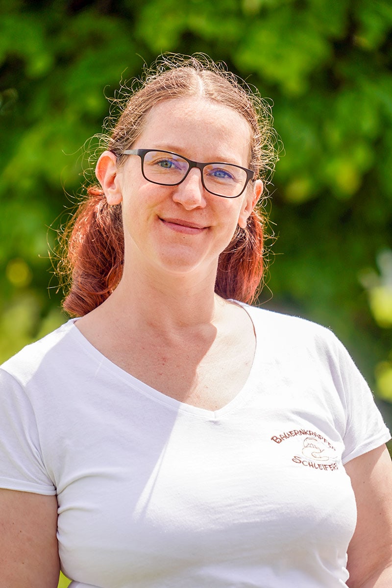 Bauernkrapfen-Schleiferei Mitarbeiterin Kerstin Masaninger