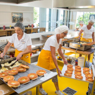 Bauernkrapfen backen