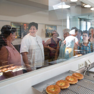 Betriebsvorstellung hinter Glas