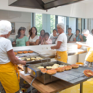 Betriebsvorstellung beim Krapfenbacken
