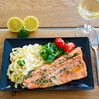 Lachsforelle auf Zitronennudeln